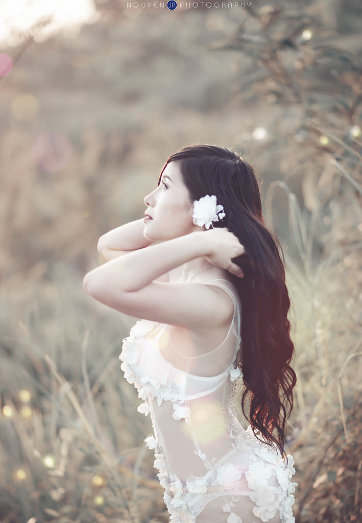 刷子刷女生子腳底心羽毛動(dòng)漫人物