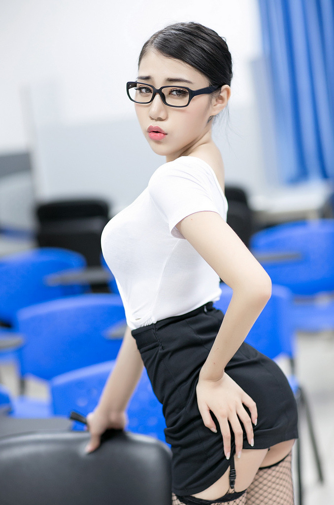 美女露出粉嫩尿囗讓男人桶