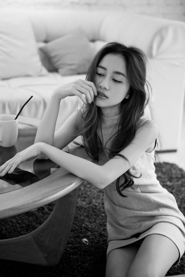 美女打白嫩光屁屁