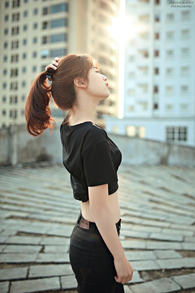 扒開護士的內(nèi)褲把她摸出水