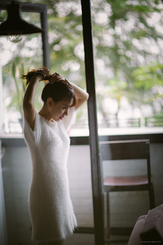 新婚夫婦隔著窗簾按摩